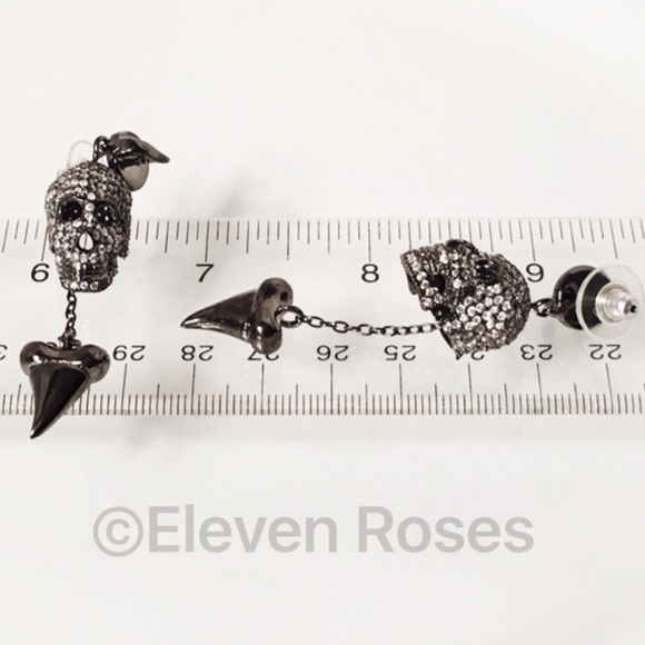nOir Pirates Of The Caribbean Skull Drop Earrings - Picture 3 of 5